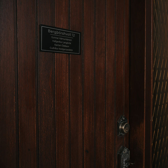 nafnaskilti-a-hurd-svart-al-heimilisfang-synishorn