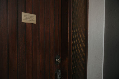 Hurðaskilti úr messing. Klassískt gullfallegt nafnaskilti.