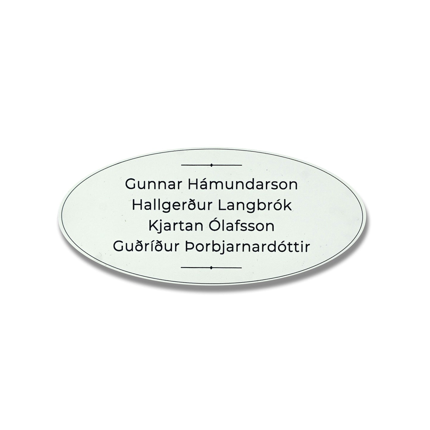 Hvítt nafnaskilti á hurð, sporöskjulaga form.