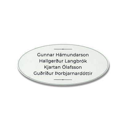 Hvítt nafnaskilti á hurð, sporöskjulaga form.