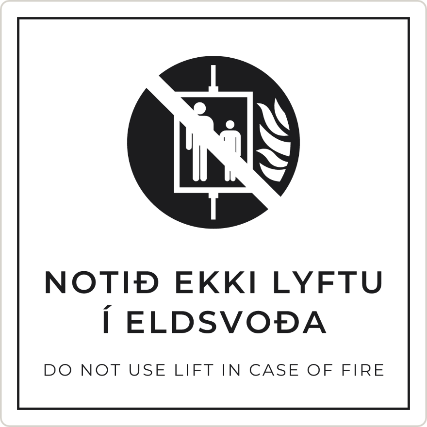 Notið ekki lyftu í eldsvoða - bannskilti, hvítt