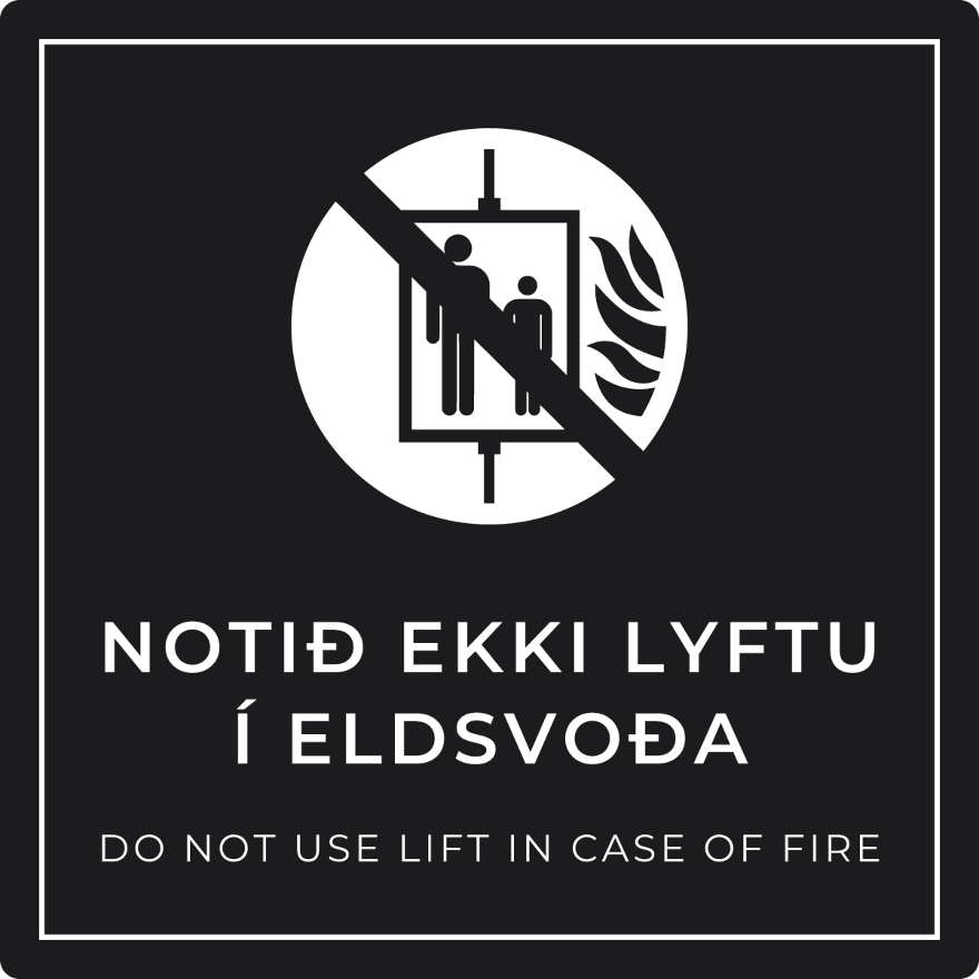Notið ekki lyftu í eldsvoða - bannskilti, svart