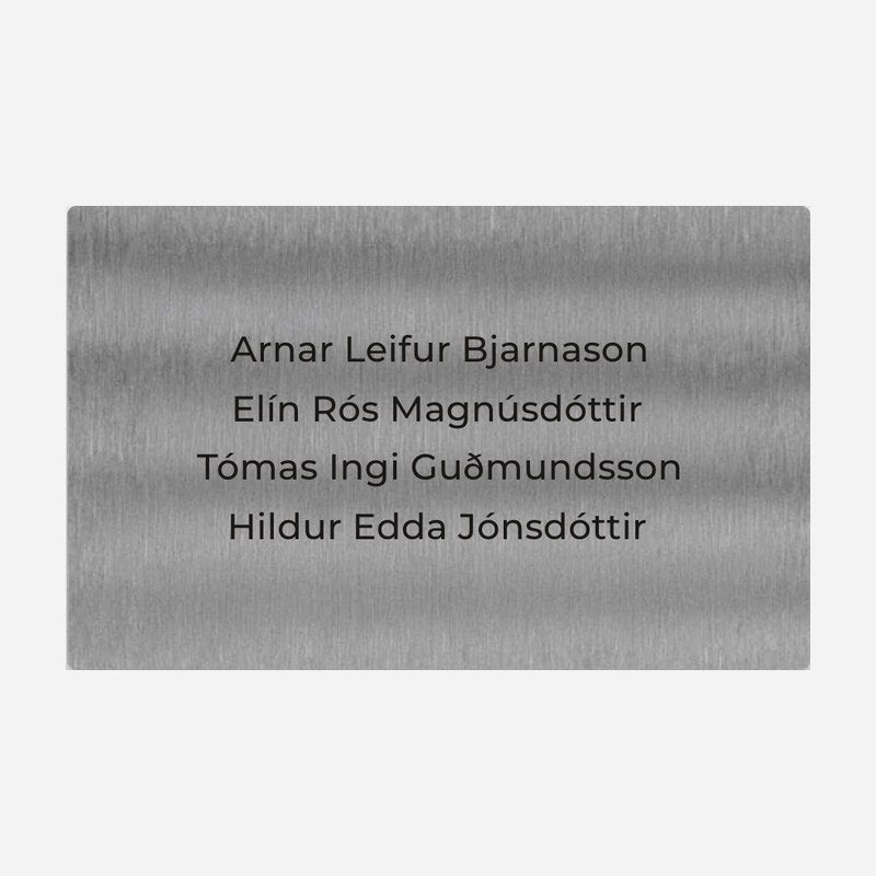 Hurðaskilti úr burstuðu stáli með svörtum stöfum, án ramma