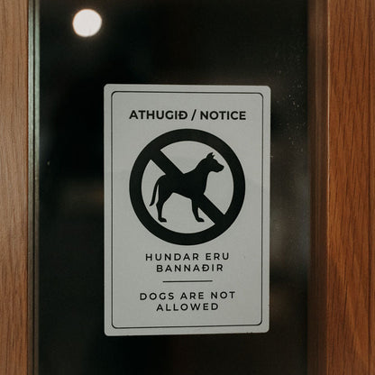 upplysingaskilti-hundar-bannadir-hvitt